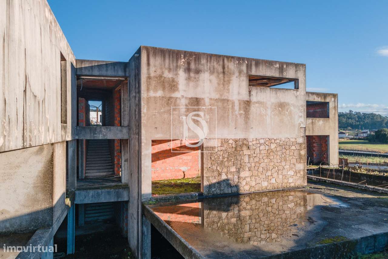 Projeto de Luxo para Concluir – Terreno + Estrutura em Alvelos-12