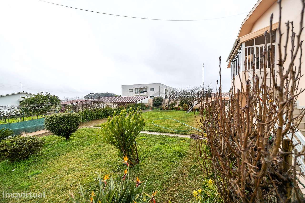 Moradia de 4 frentes inserida em amplo terreno de 693 m2 em Arcozelo - Grande imagem: 2/28