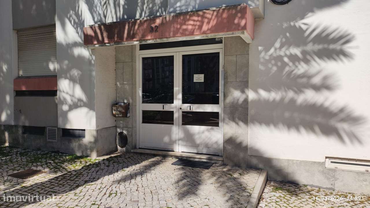 Apartamento T0 para investimento em Linda a Velha-17