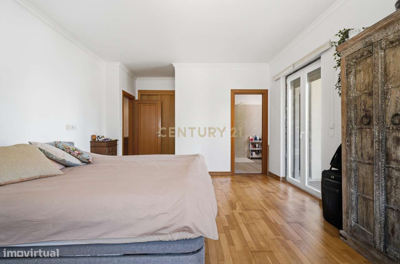 Elegante Apartamento T3 no Estoril com Box Fechada para 3 carros a pou-26