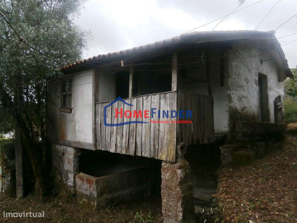 Moradia para Recuperar com Amplo Terreno e Potencial Infinito em Frian-7