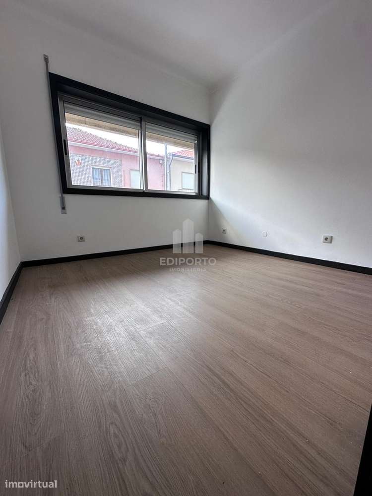 Apartamento T3 totalmente renovado no centro de Rio Tinto-16