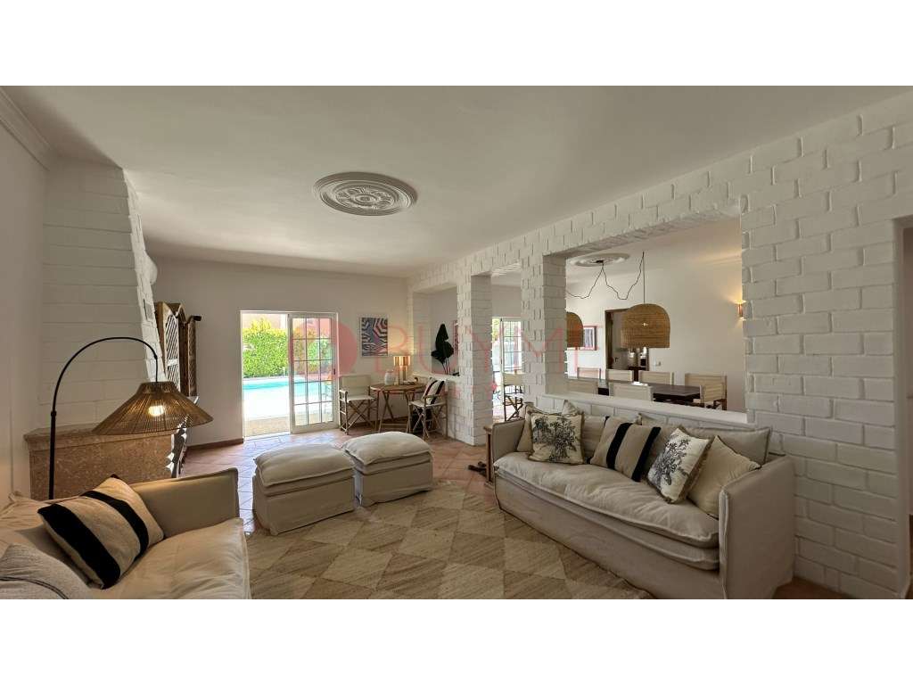 Moradia V4 Exclusiva com Piscina, Jacuzzi e Amplos Jardins em Almancil-14
