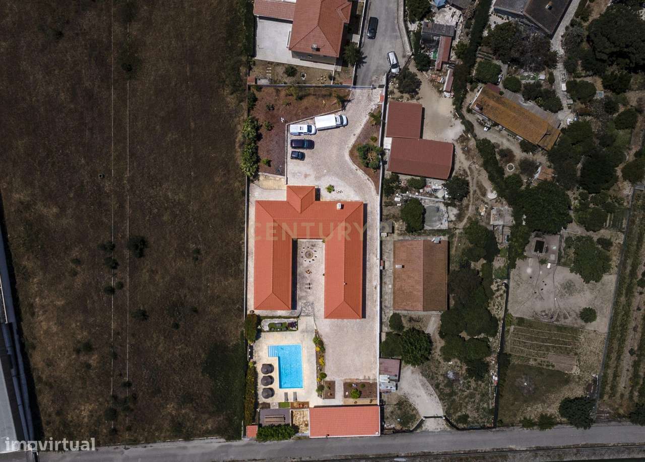 Moradia T5 Térrea com Piscina, Garagem e Lote de 2000 m² – Venda do Al-39