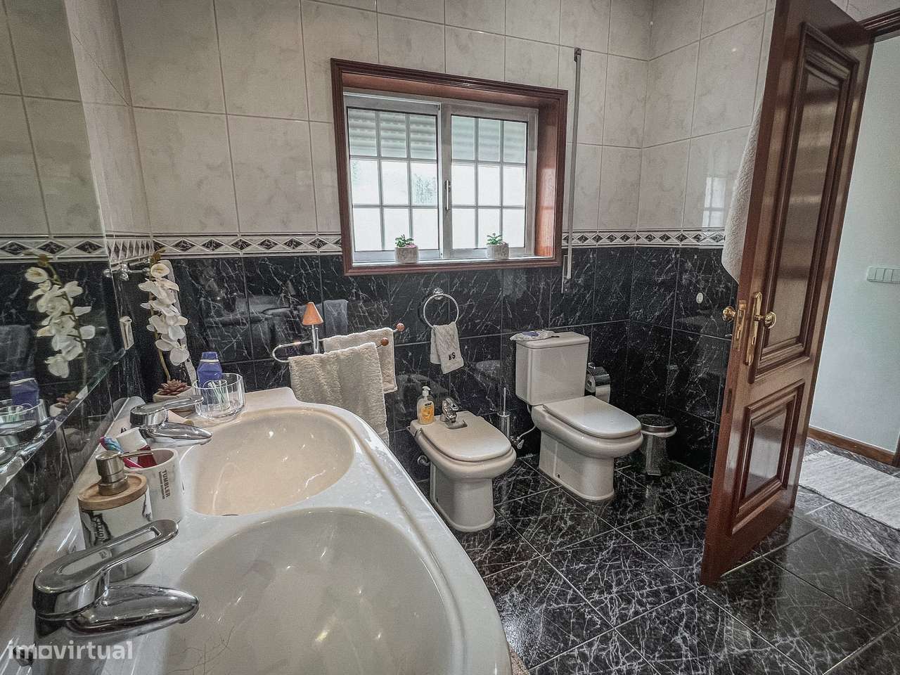 Moradia T4 no Centro de Santo Tirso com Terraço e Jardim-19