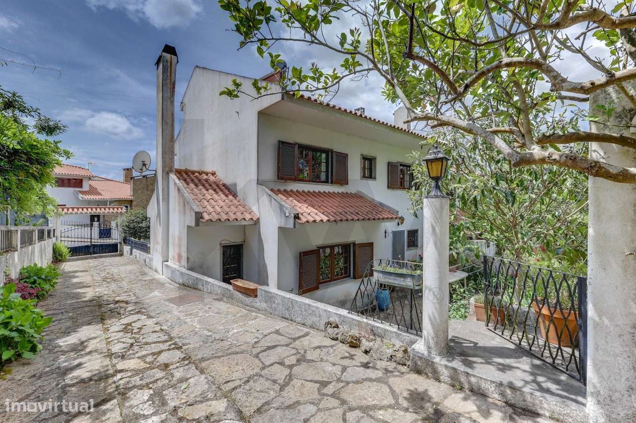 Moradia T6 em Sintra com jardim, garagem e vista de mar ao fundo-29