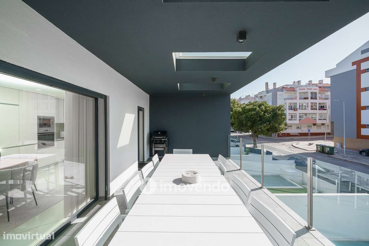 Moradia T3+1 moderna, com piscina e garagem, na Caparica-10