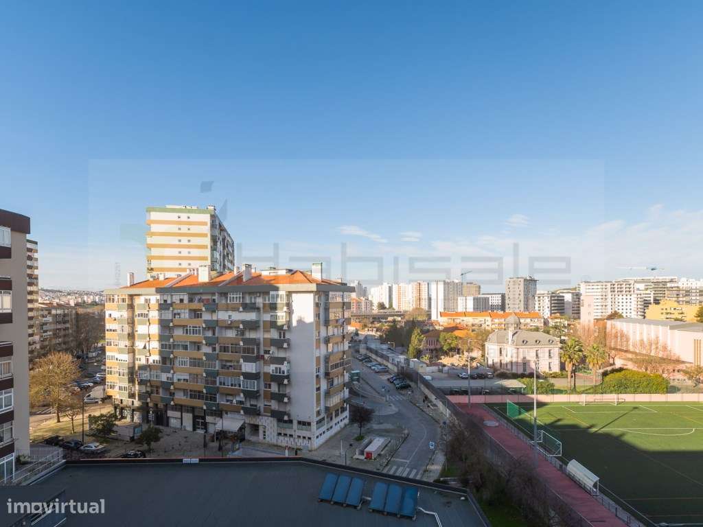 T4 com parqueamento e arrecadação a 2 min. do metro do Lumiar-11