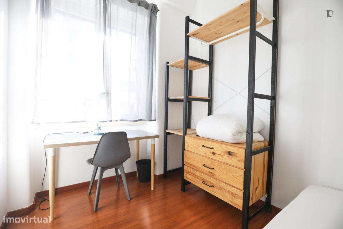 Quarto - localizado em São Sebastião Lisbon - Grande imagem: 4/23