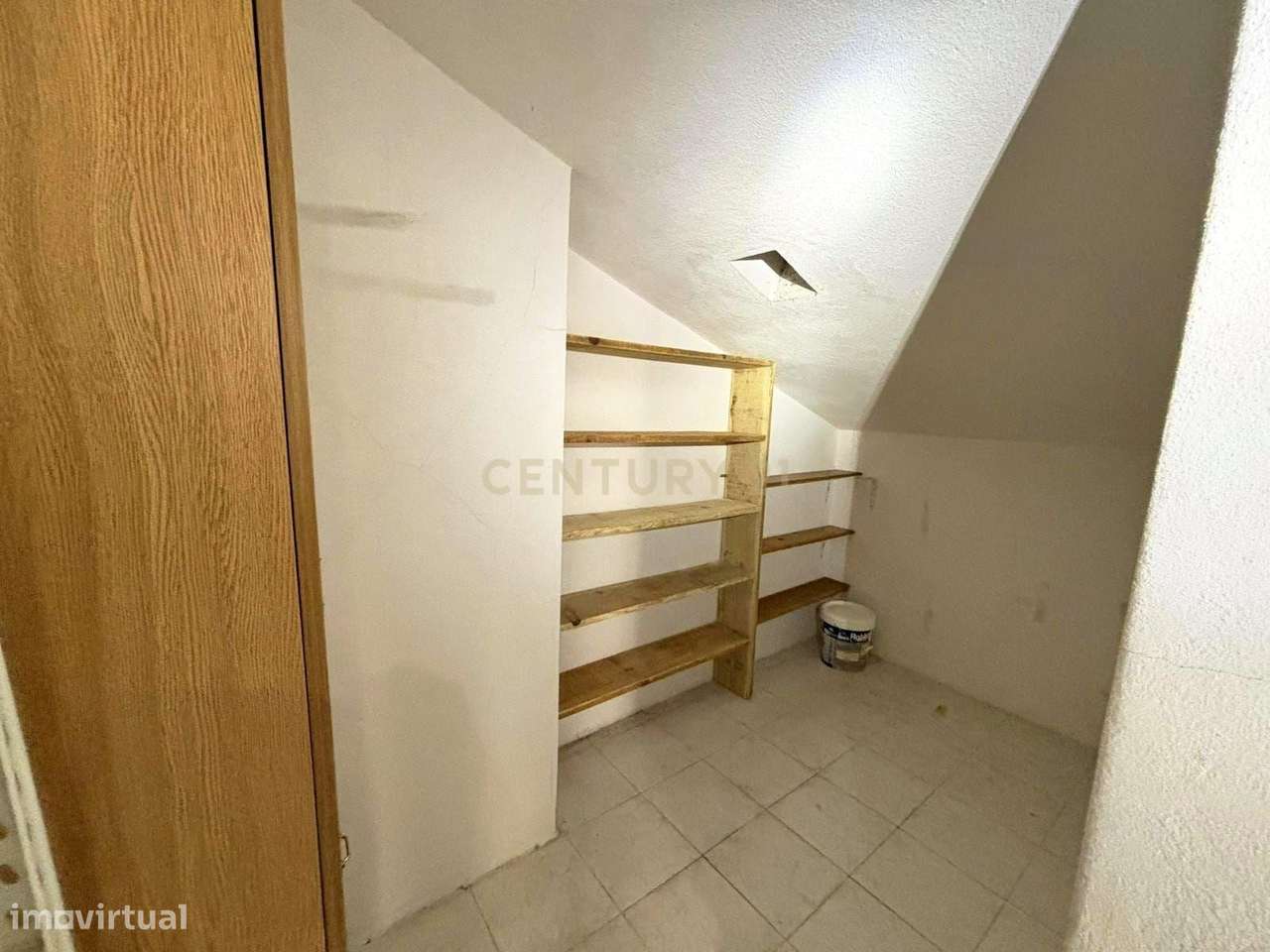 Apartamento T2 com Luz Natural e Localização Tranquila-8