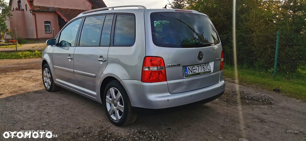 Volkswagen Touran 2.0 FSI Highline - 5