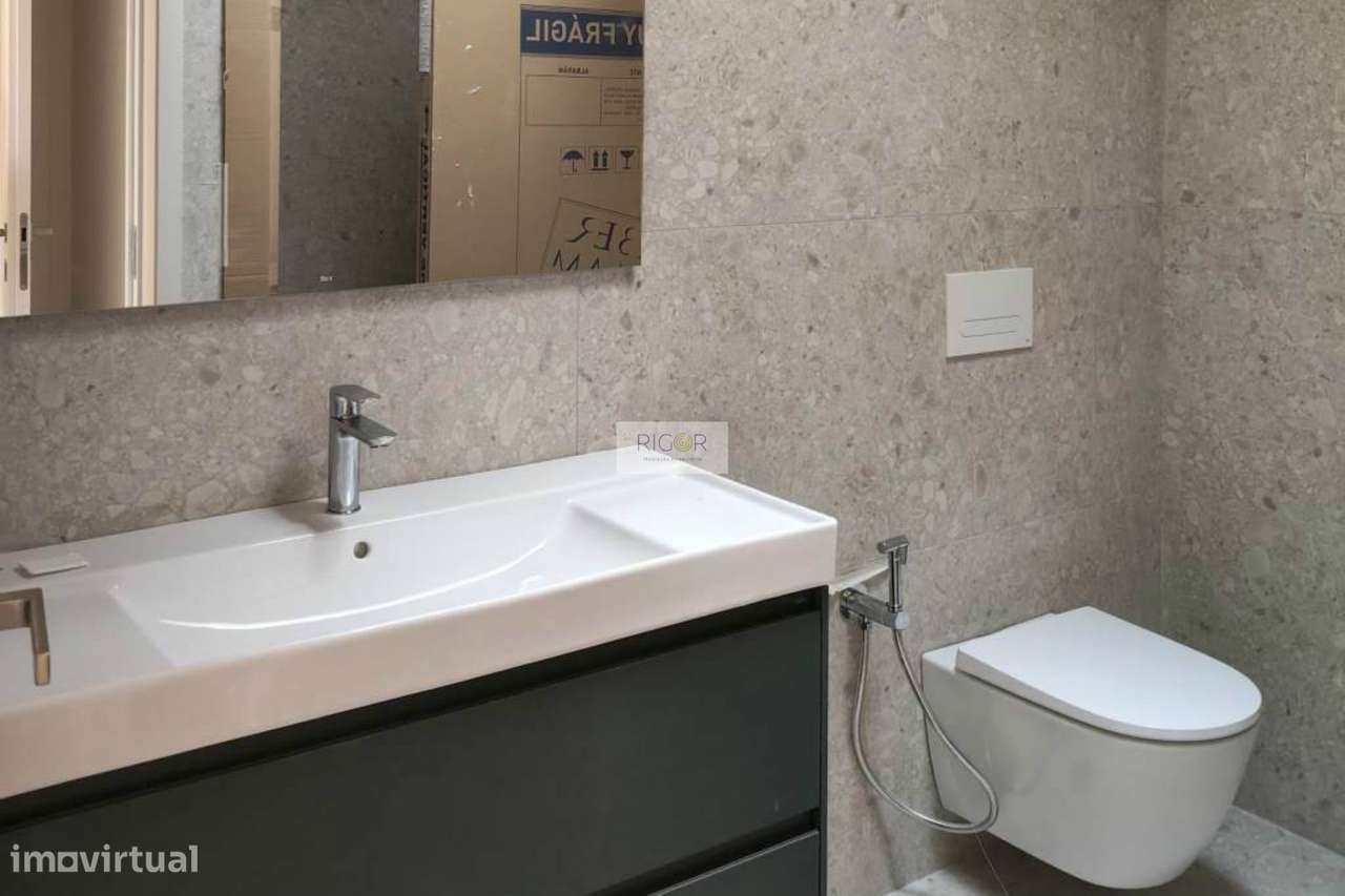 Apartamento T2+1 com varanda na sala a sul em Matosinhos-5