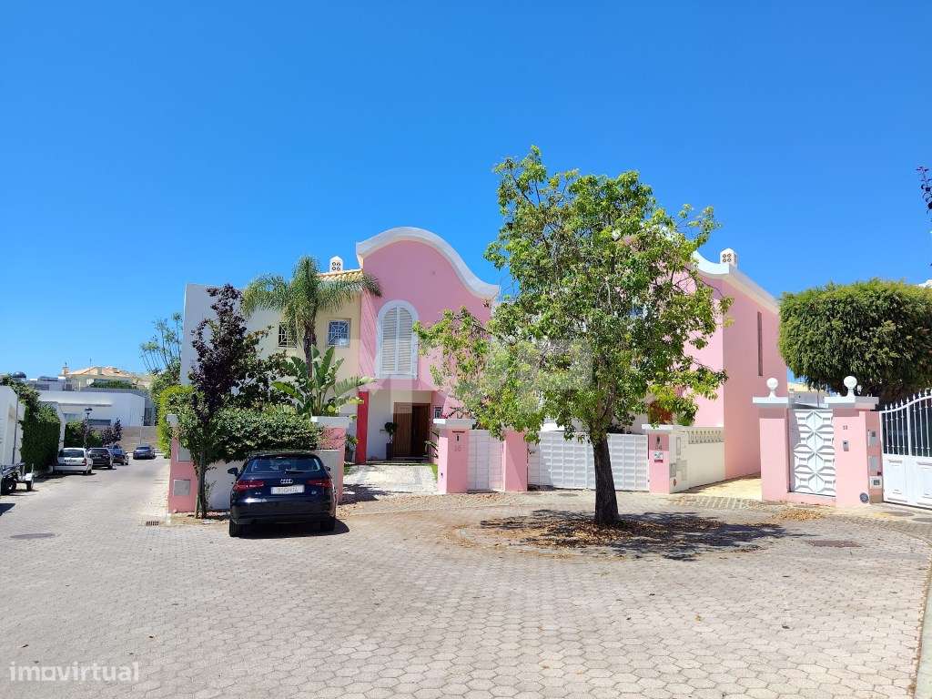 Moradia V3+1 com jardim em zona tranquila de Albufeira-38