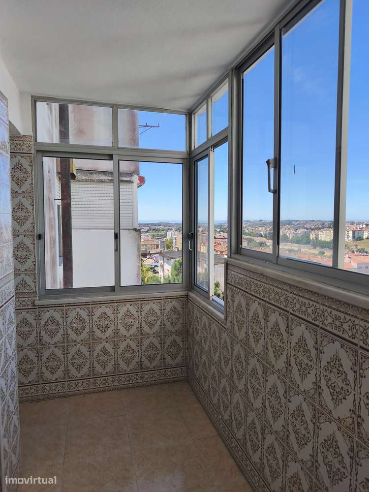 T3  Monte Abraão, varanda fechada, arrecadação e vistas desafogadas. - Grande imagem: 3/24