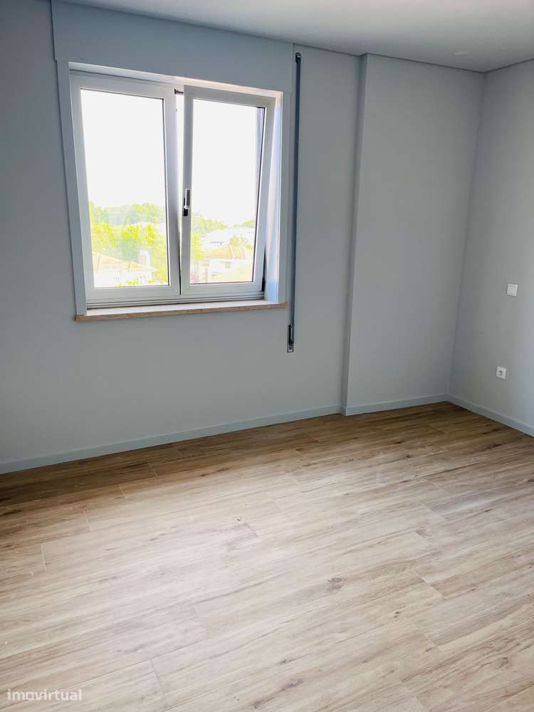 Arrendamento – Apartamento T2 Renovado e Luminoso com Garagem - Grande imagem: 5/6