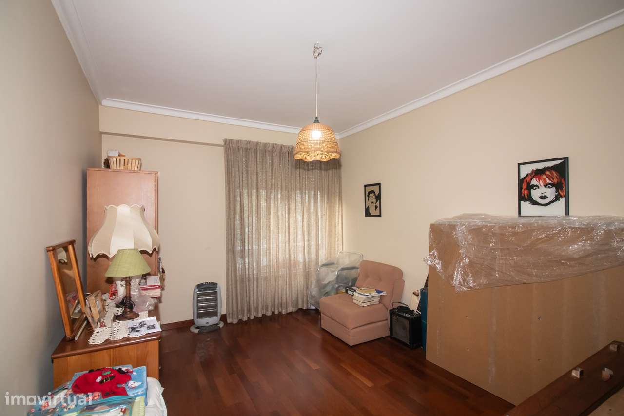 Espaçoso Apartamento T4 na Prestigiada Portela de Sacavém-26