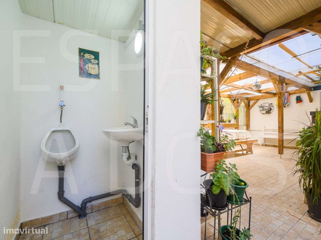 Amadora Centro | T3 Remodelado com 2 Suites e um Fantástico Logrado...-15