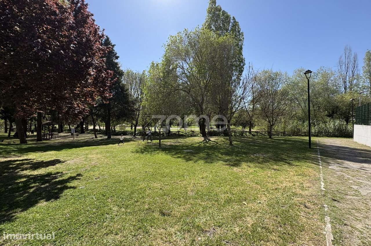 Prédio para recuperação total em Queluz-6