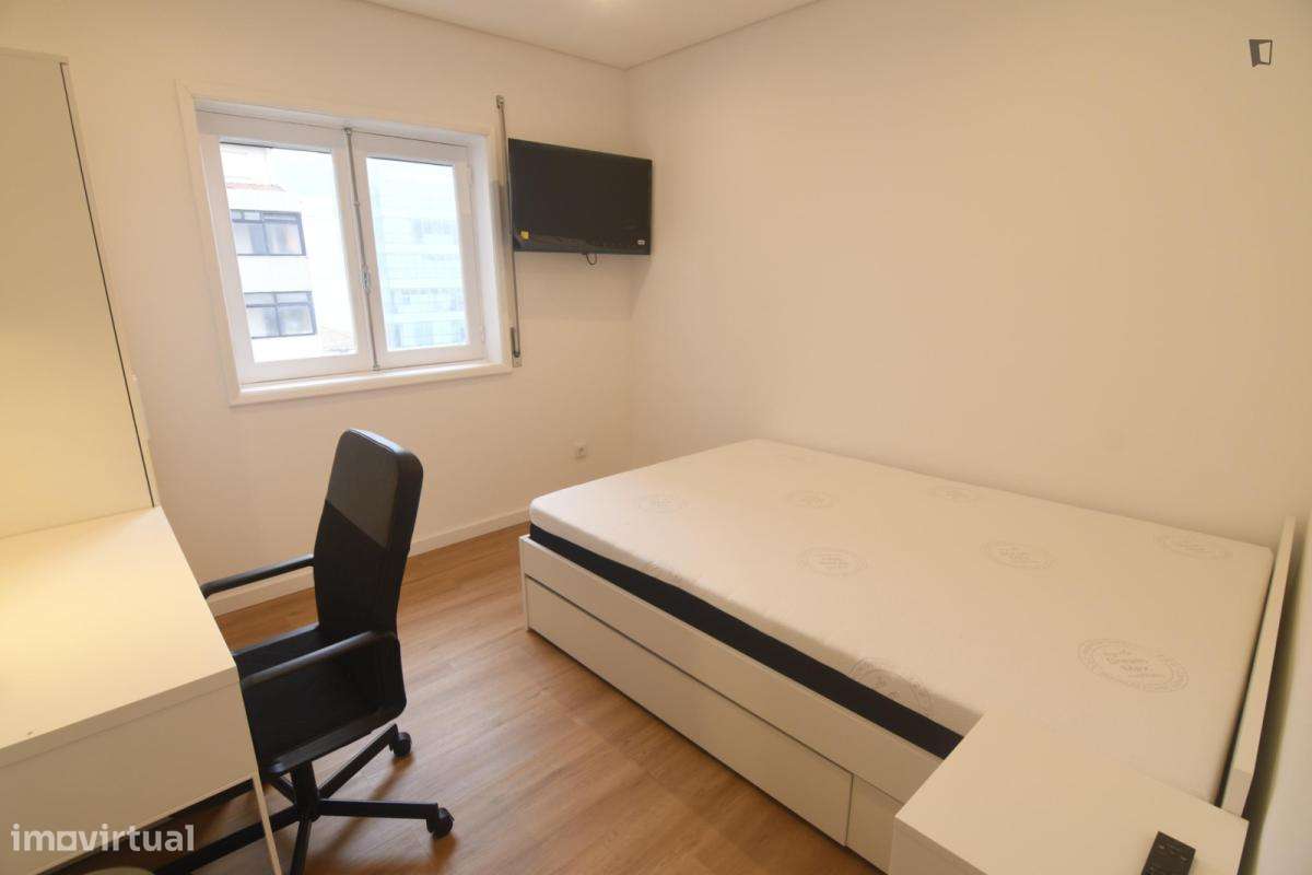 Quarto - localizado em Mafamude Porto - Grande imagem: 2/10