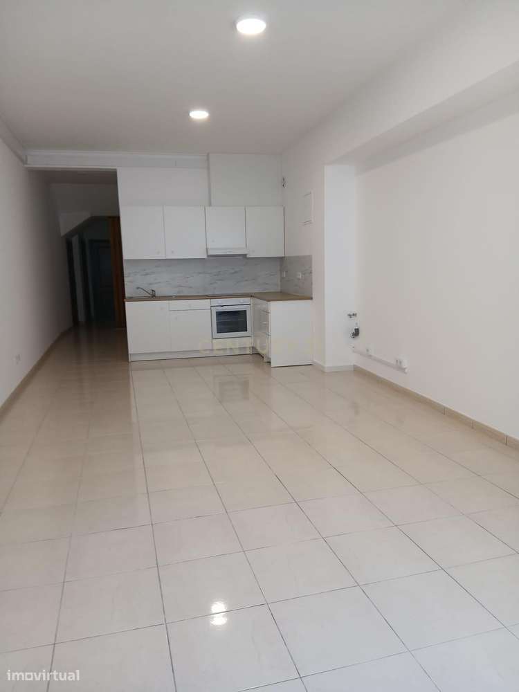 Escritório/ Apartamento T4 no centro da Marinha Grande-2