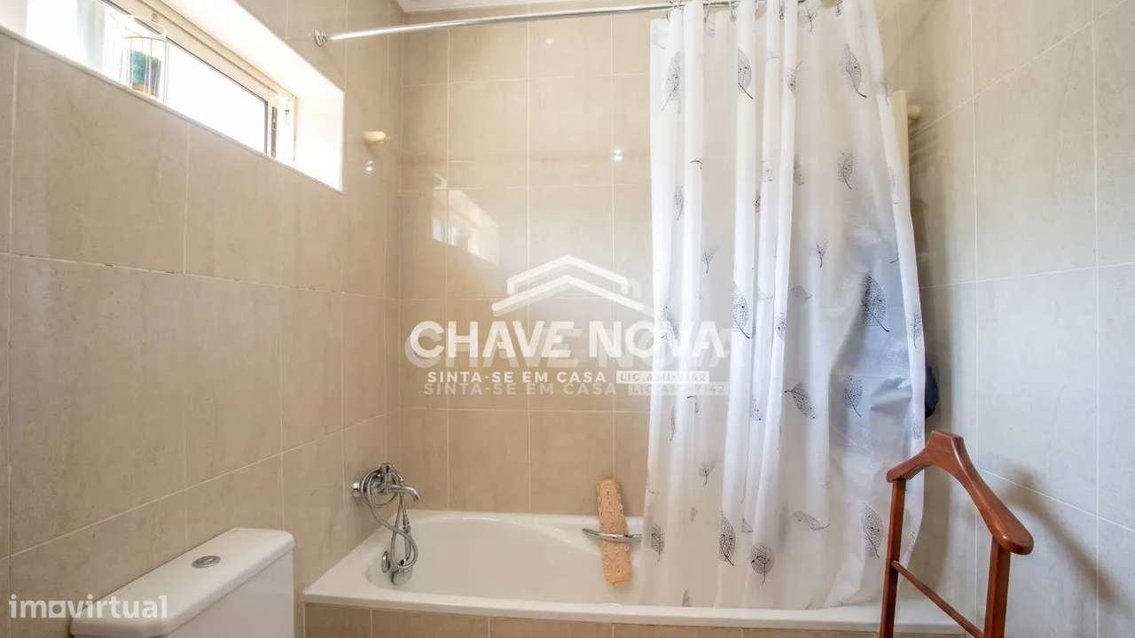 Apartamento T2, em Pedroso, com duas varandas, garagem e arrumos-27