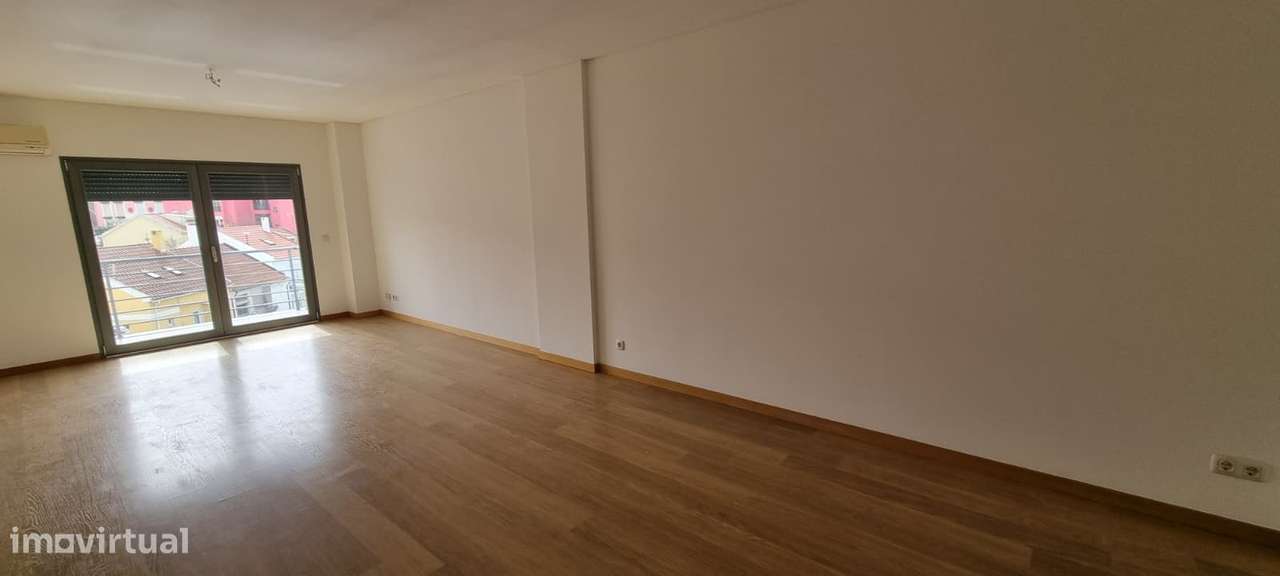 T2 com varanda, garagem e piscina em Benfica-5