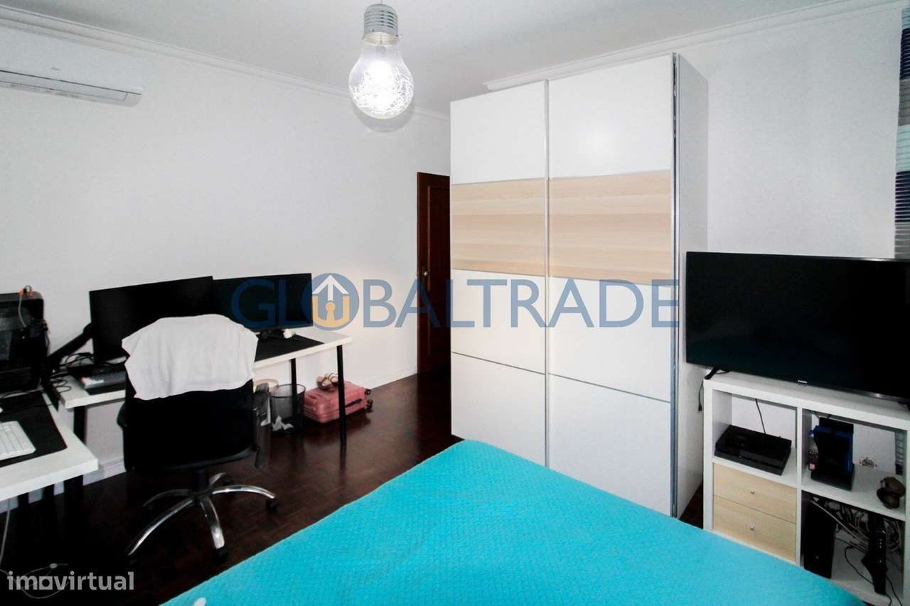 Moradia T4 com terraço e jardim em Alfena-26