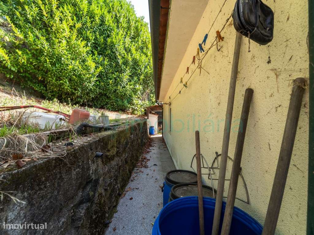 MORADIA TÉRREA COM GRANDE POTENCIAL | GARAGEM E JARDIM-23