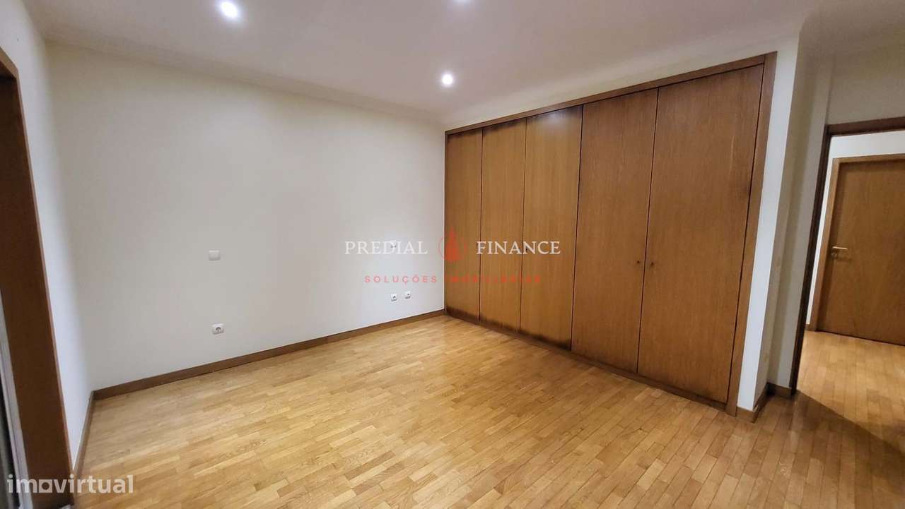 Moradia T4 com Jardim, Terraço, Garagem Dupla e Área de Barbecue — Exc-24