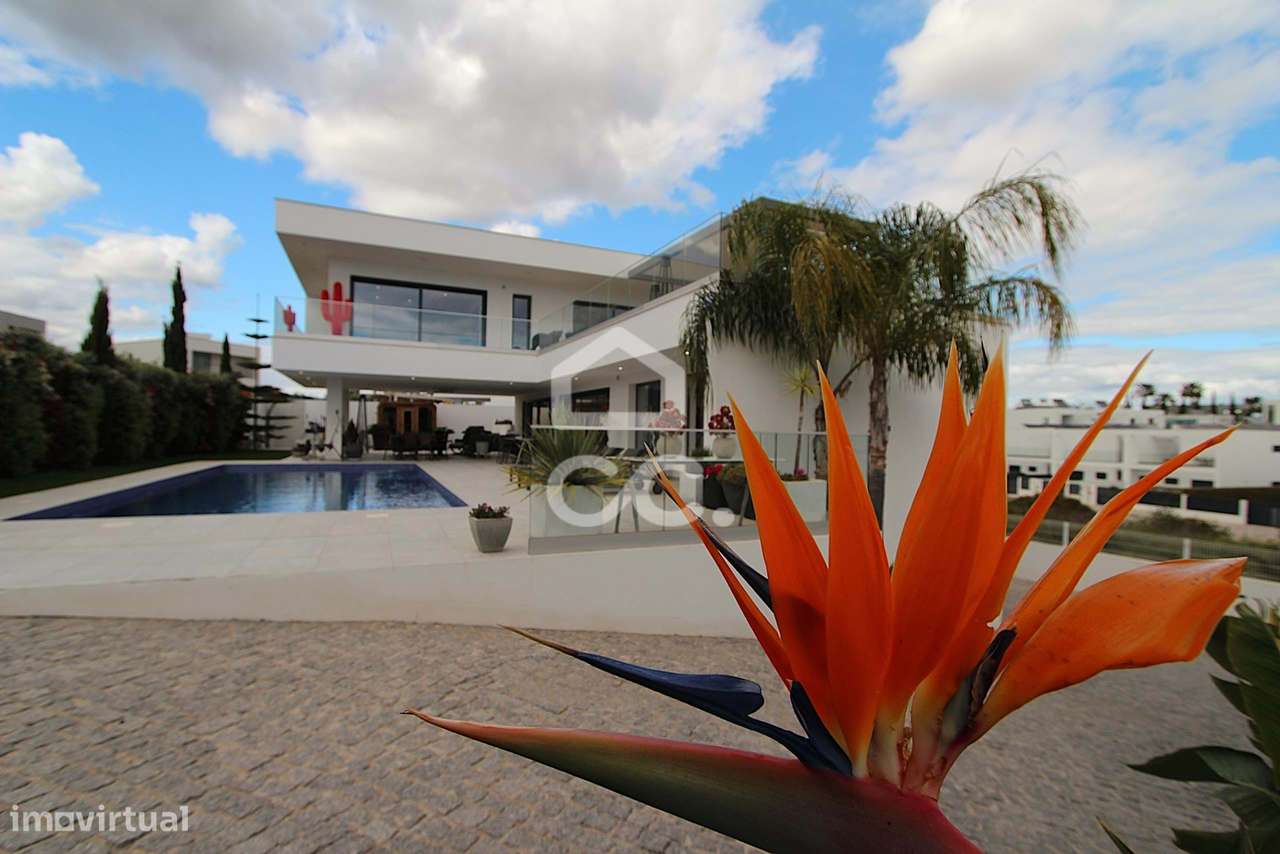 Moradia T3 com piscina, terraço e garagem ampla em Alcantarilha-39