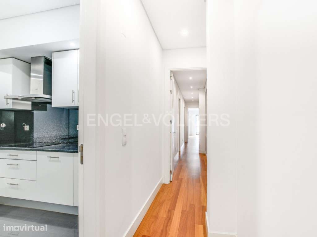 Excelente T4 no Edifício Cinco de Outubro, alia Arte Nova com confo... - Grande imagem: 5/22