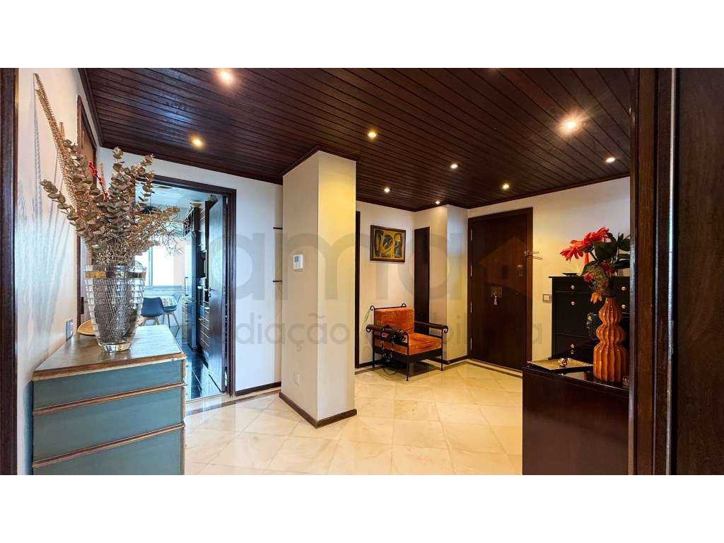 Apartamento T4 em Miraflores-15
