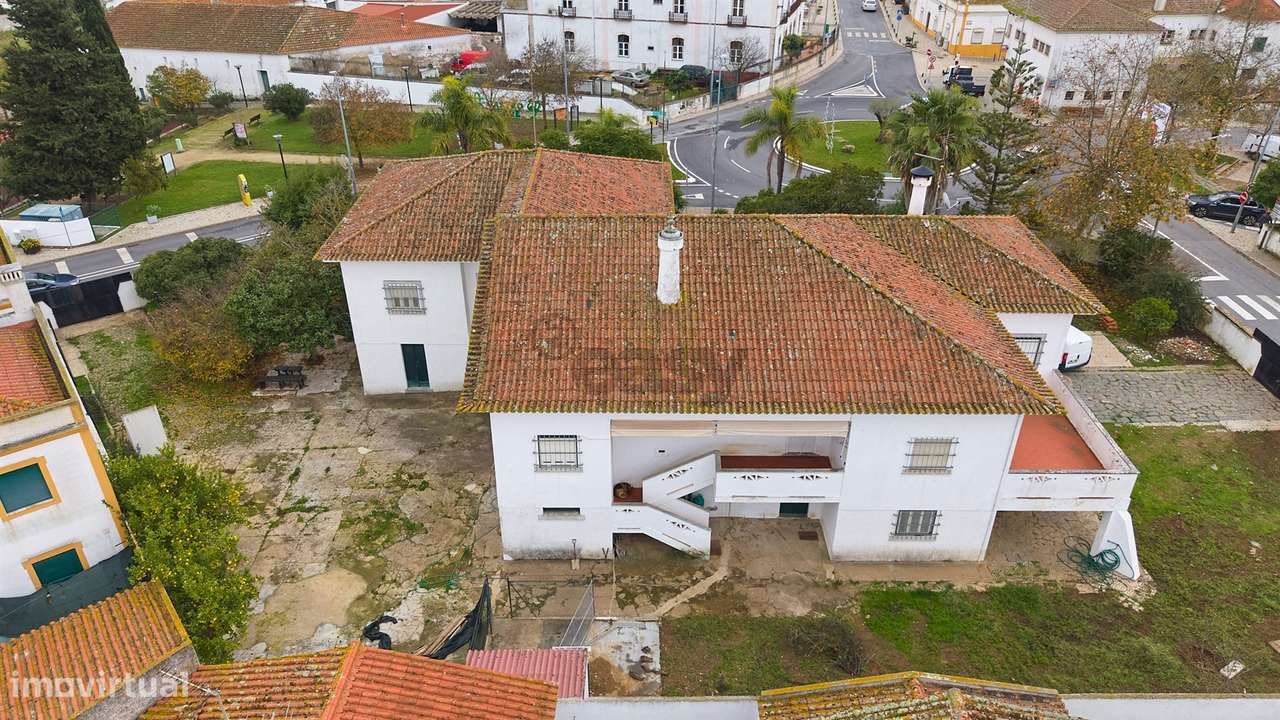 Moradia Senhorial com 16 divisões com Arrumos e Jardim, centro-16