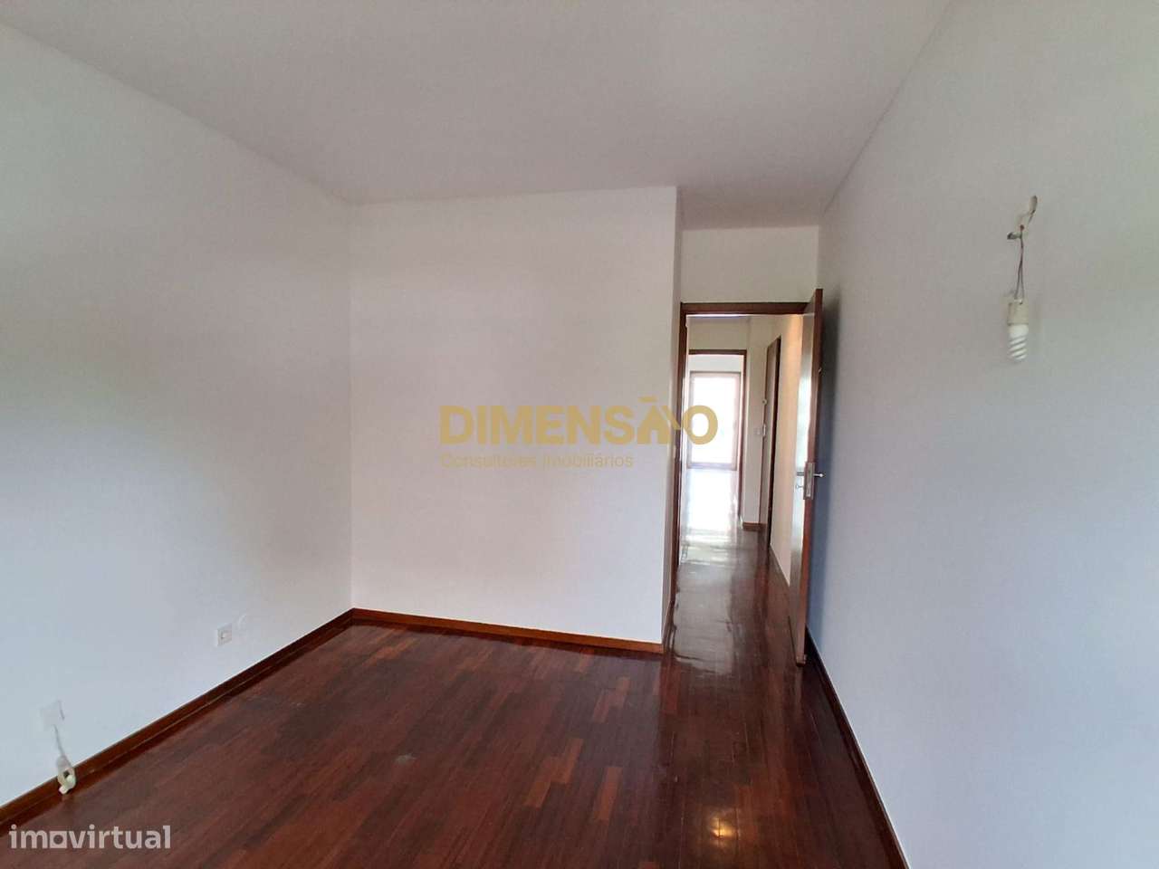 T1 renovado com duas frentes e garagem | Vermoim, Maia Ref DCI153A-6