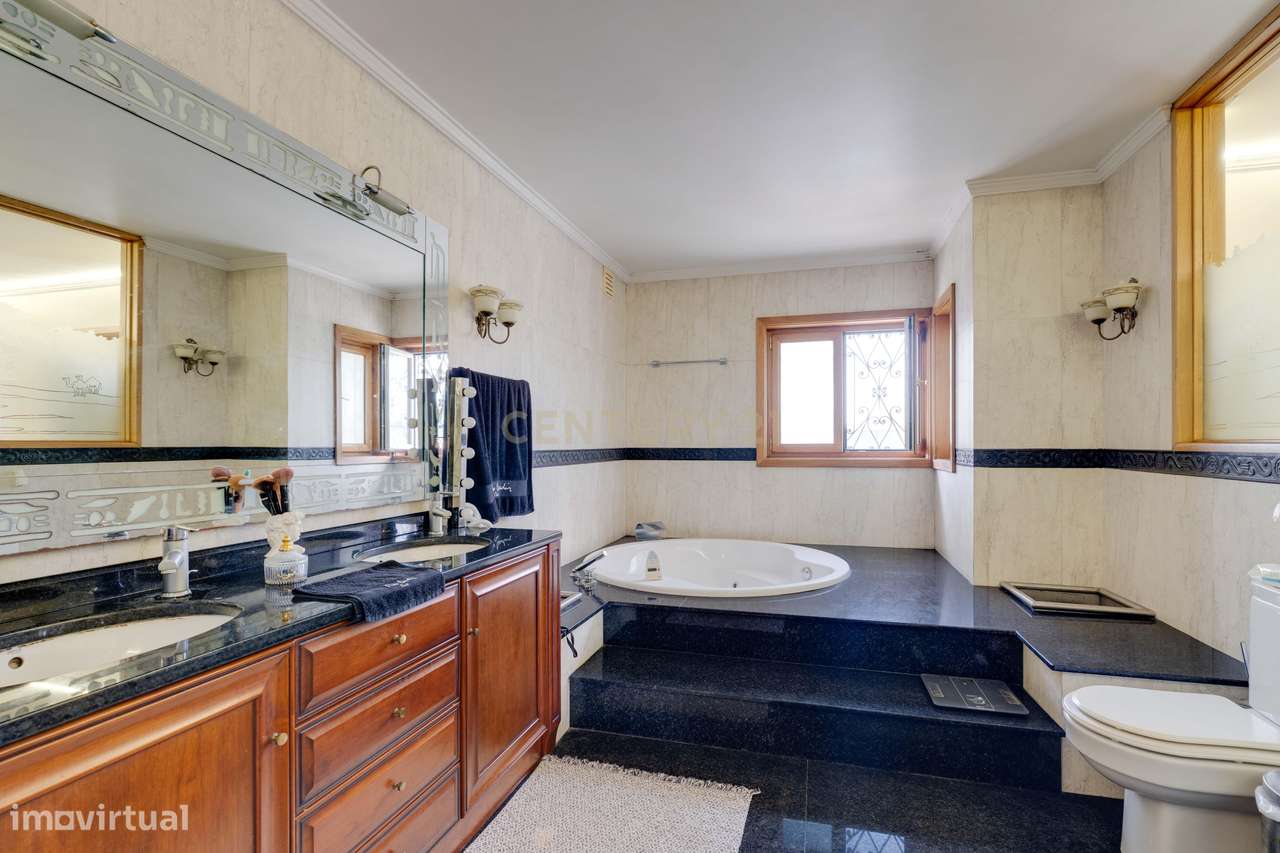 Encantadora Moradia de 4 Frentes-35