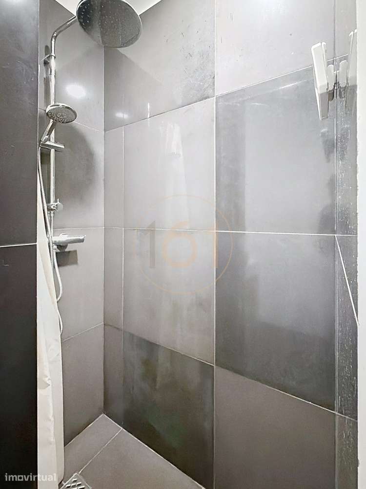 Apartamento T4 Duplex com Terraço e 4 Lugares de Garagem, com Possibil-36