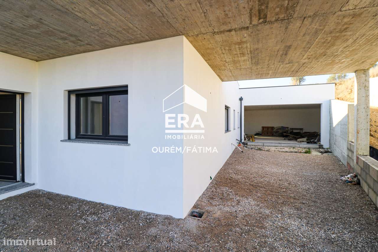 Moradia T4, térrea, em fase final de construção-22