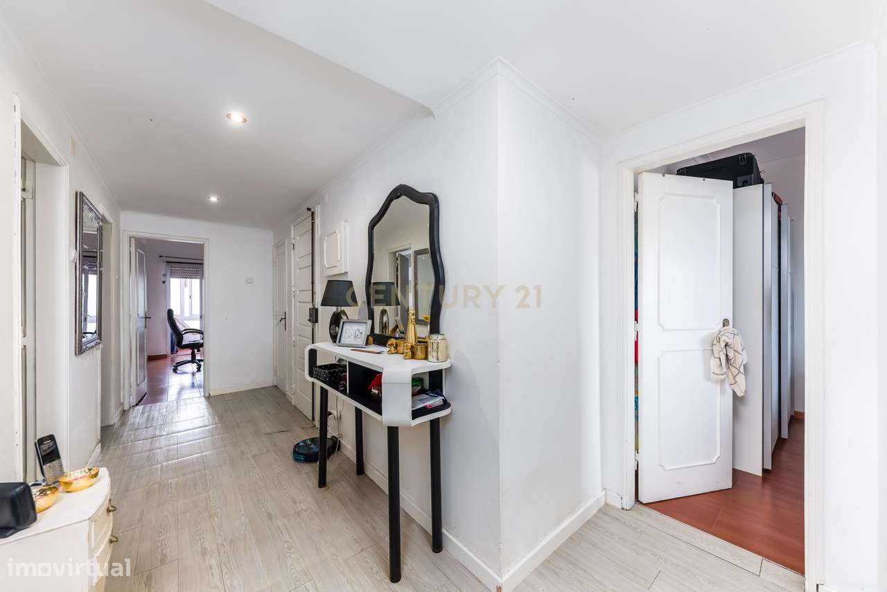 Apartamento T3 à Venda em Almada, Laranjeiro-4