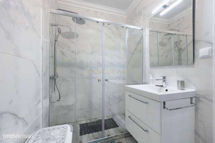 Apartamento T2 em Condomínio Fechado 2º Andar com Elevador com Piscina-12