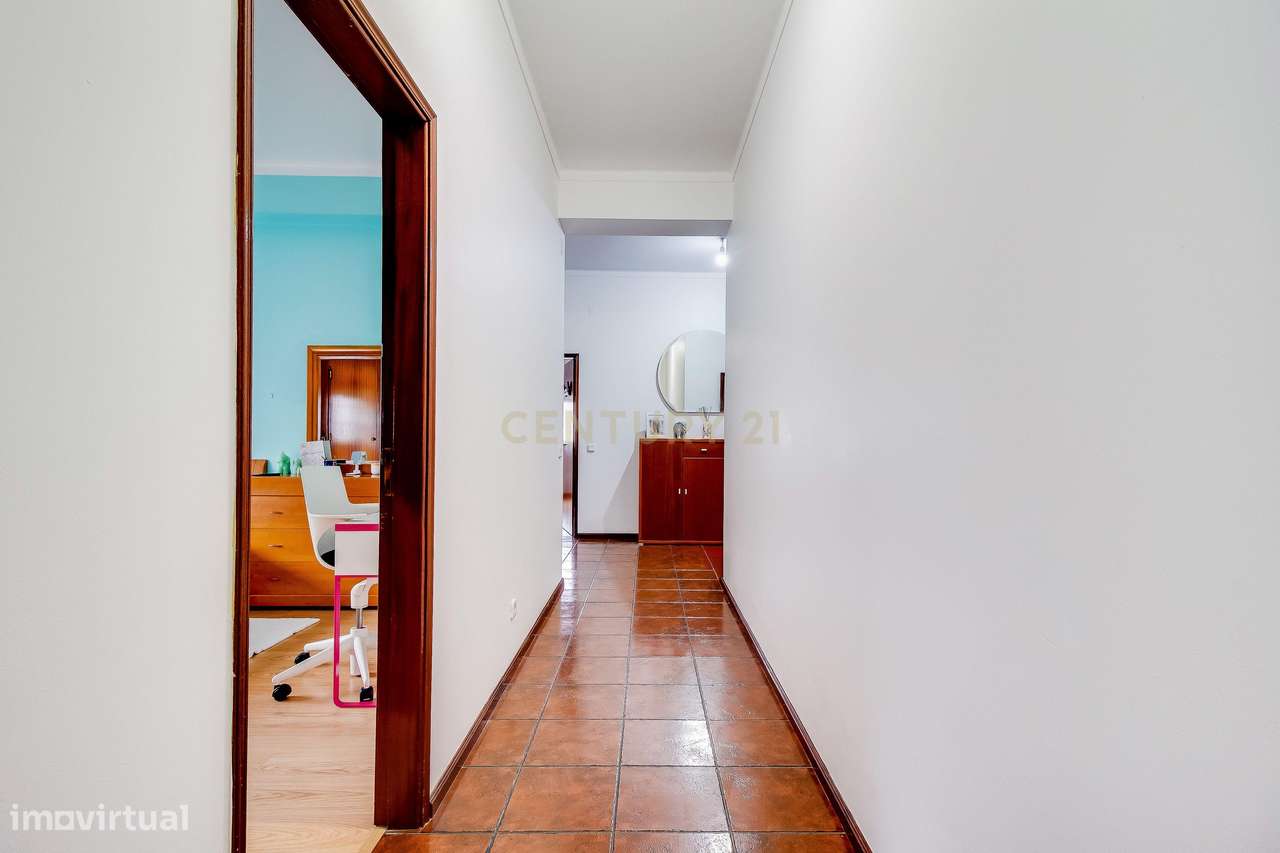 Prédio com 2 apartamentos+garagem+terreno-26