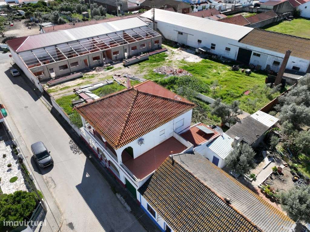 Moradia T4+3 com garagem, terraço e logradouro nas Ermidas-Sado-41