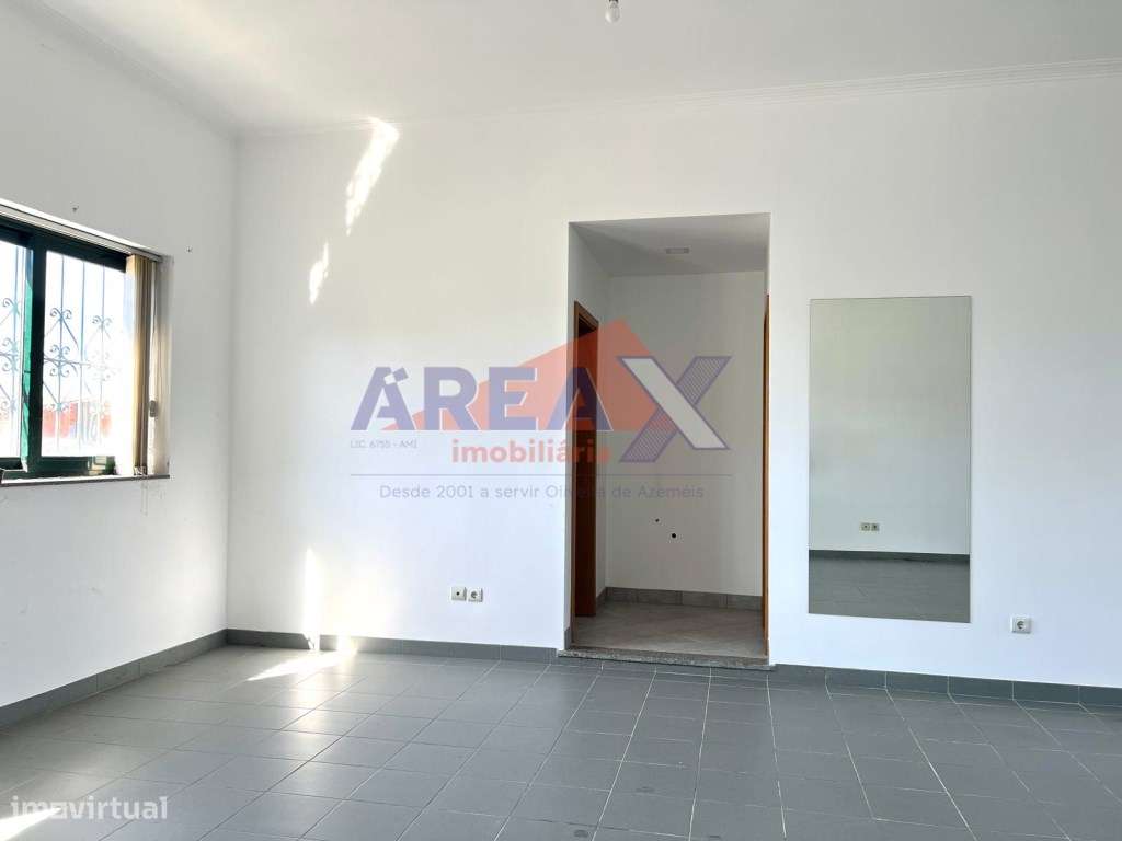 Rés do chão para comércio, com garagem na cave - Grande imagem: 5/14