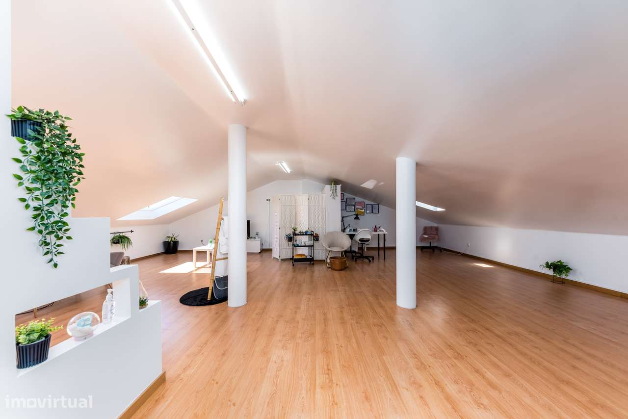 Moradia Isolada com 5 quartos| 2 Suite | Garagem e Sótão | 5m Metro-42