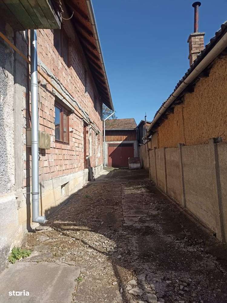 De vânzare casā particularā în rosu - Imagine principală: 2/14