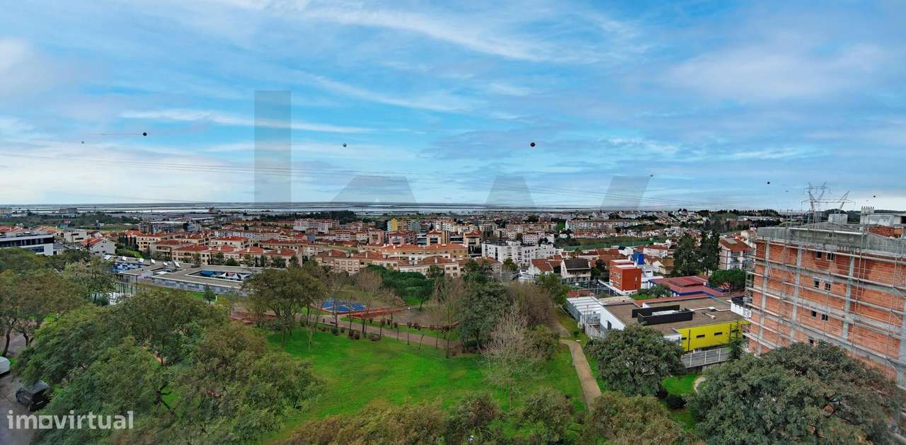 T2 Semi-Novo com Varanda, Vista Frontal Rio e Garagem Dupla | Alverca - Grande imagem: 2/30
