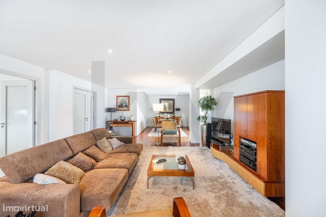 T3 de Excelência | Praça Velasquez e Av. dos Combatentes | Terraço 100 - Grande imagem: 3/43