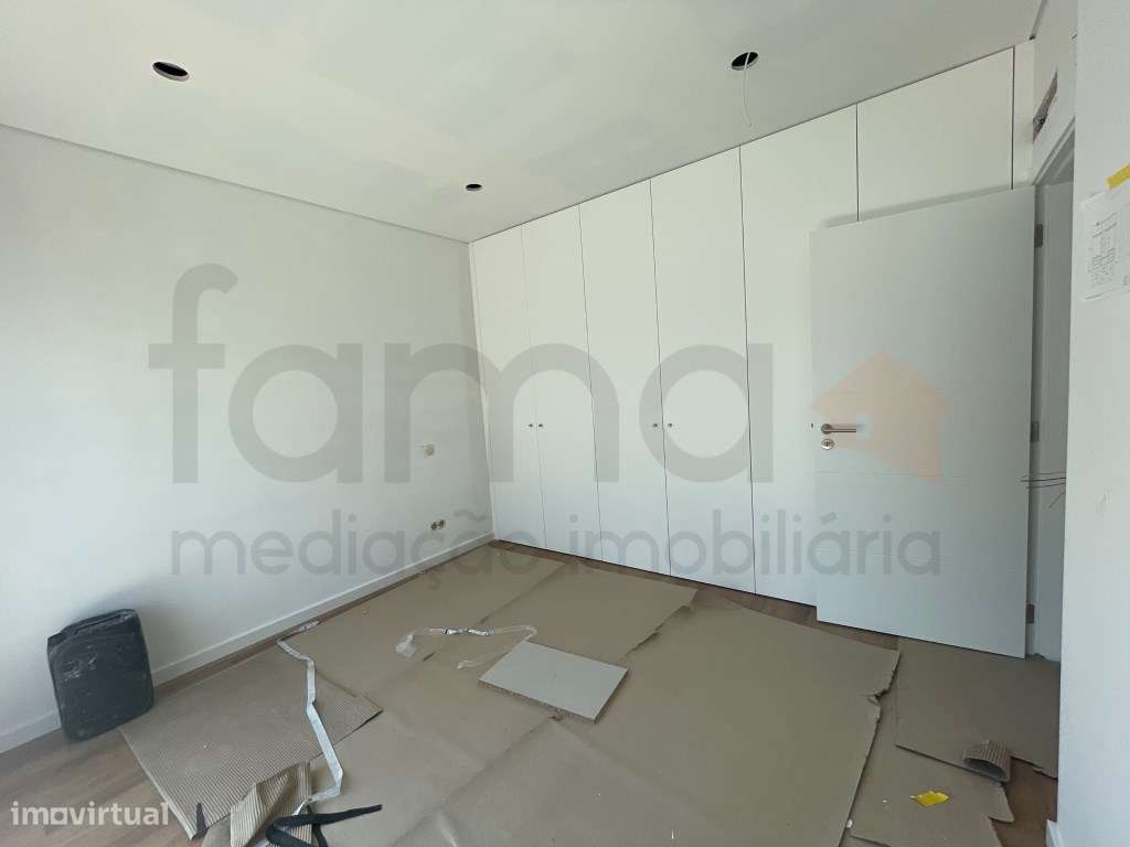 Moradia T3 com jardim e piscina em zona residencial tranquila-16