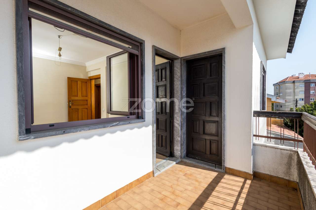 Moradia T4 (espaçosa) em Casais de Mem Martins-28