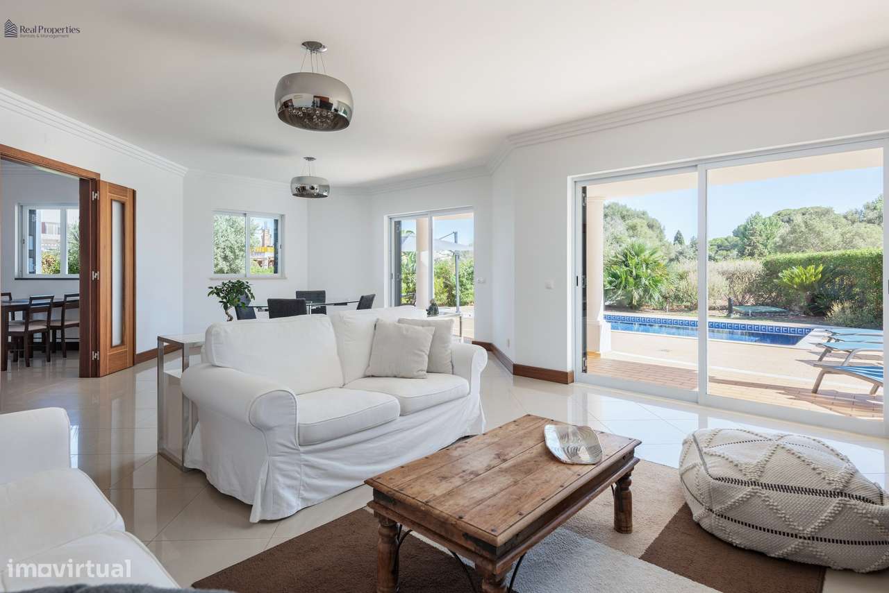 Moradia Térrea T4 Isolada em Albufeira – Um Refúgio de Luz, Conforto e-3