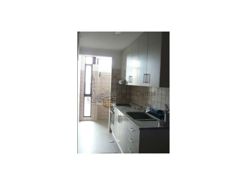 EXCELENTE APARTAMENTO T1K COM VARANDA E LUGAR DE GARAGEM NA CONSTIT... - Grande imagem: 4/20